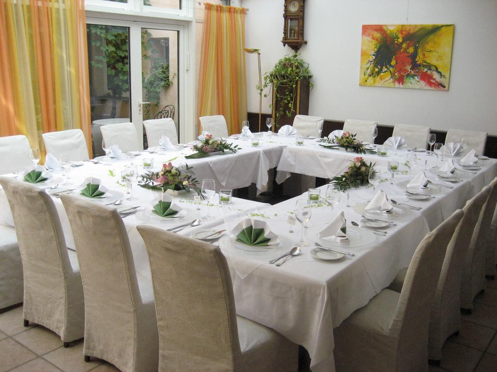 Familie Hopfeld - Hotel Dreikoenigshof Stockerau Exteriér fotografie