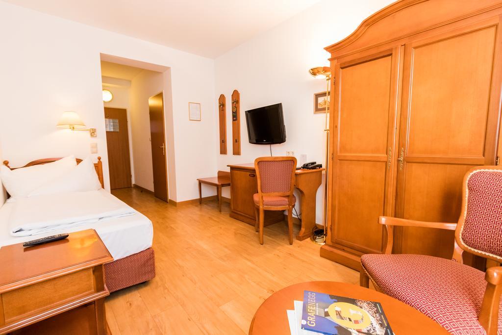 Familie Hopfeld - Hotel Dreikoenigshof Stockerau Exteriér fotografie