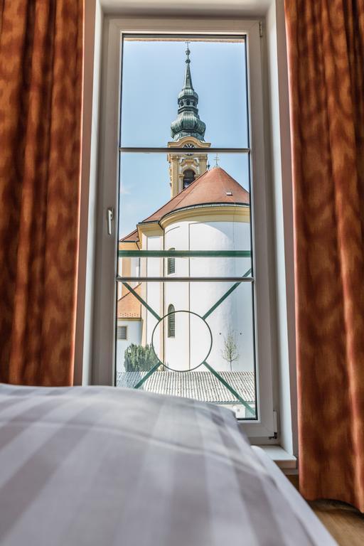 Familie Hopfeld - Hotel Dreikoenigshof Stockerau Exteriér fotografie