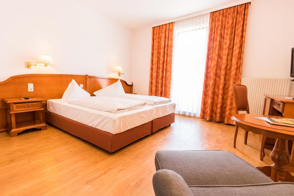 Familie Hopfeld - Hotel Dreikoenigshof Stockerau Exteriér fotografie