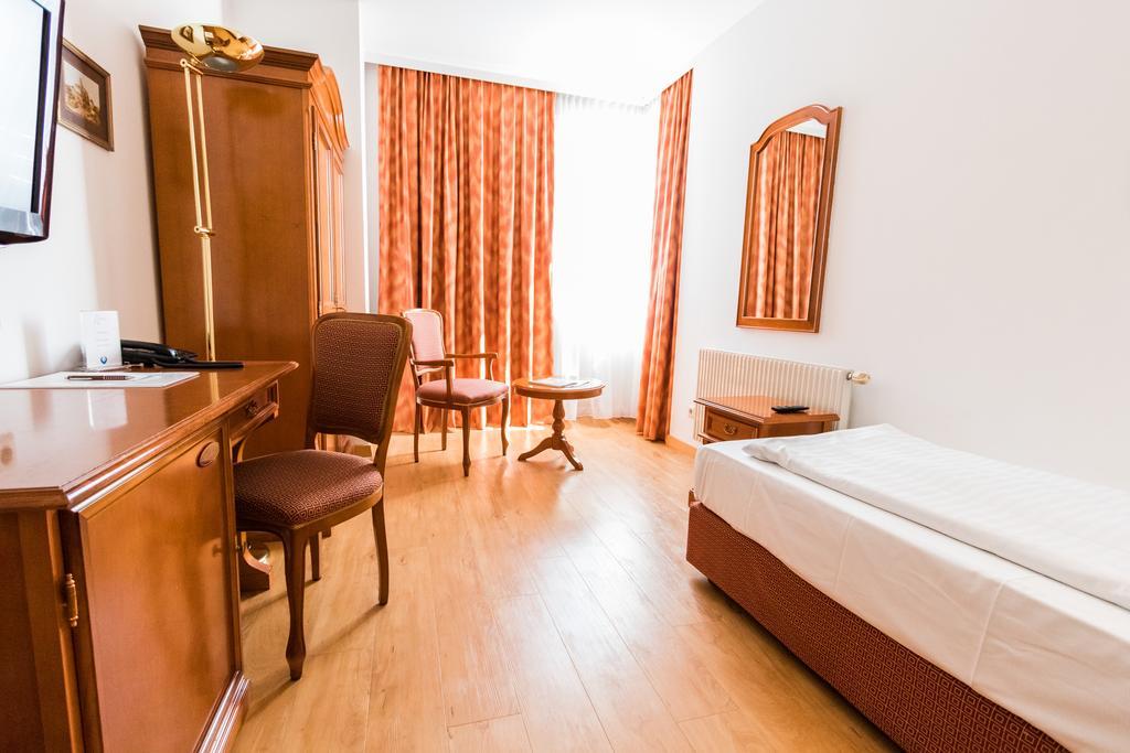 Familie Hopfeld - Hotel Dreikoenigshof Stockerau Exteriér fotografie