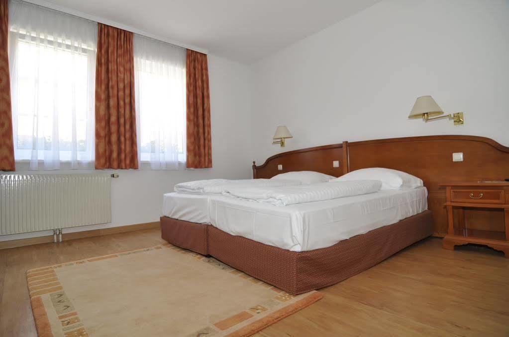 Familie Hopfeld - Hotel Dreikoenigshof Stockerau Exteriér fotografie