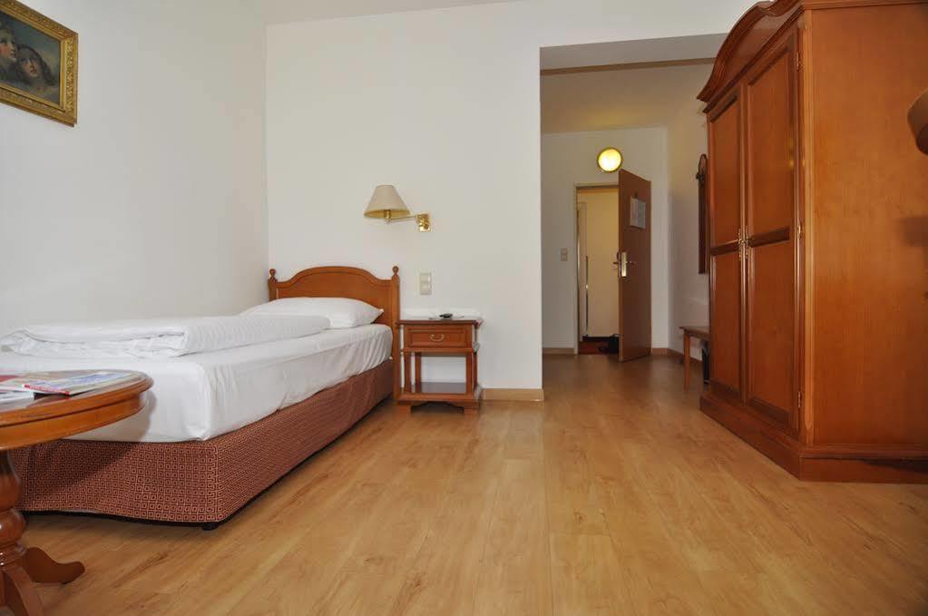 Familie Hopfeld - Hotel Dreikoenigshof Stockerau Exteriér fotografie